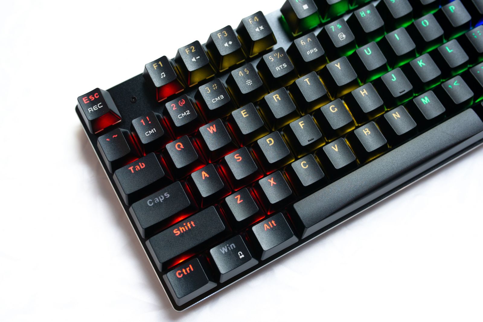  BUILD QUALITY TỐT E-Dra EK389 V2 không mang thiết kế phím mỏng và hiện đại hơn so với EK387, tuy nhiên phím có phần plate được làm bằng kim loại nên nhìn chung, EK389 V2 khá cứng cáp. Keycap của phím cũng là ABS double shot xuyên led, chất lượng tốt so với các loại bàn phím cơ giá rẻ khác.