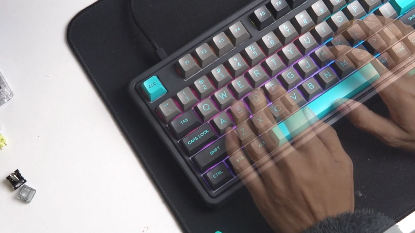 Layout 98 phím thuận tiện Như cái tên Bàn phím FL Esport CMK98 SA - Graphite Green tức là chiếc bàn phím sắp được FL-Esport ra mắt này sẽ có Layout 98 phím. Cung cấp đầy đủ các phím chức năng như dãy phím F và cụm phím số. Nhưng nó sẽ trông nhỏ gọn hơn so với phiên bản full size, với mẫu bàn phím này, bạn có thể đặt nó ở góc làm việc bị giới hạn của mình mà không lo lắng về việc nó quá to, gây ảnh hưởng đến việc set up bàn làm việc.