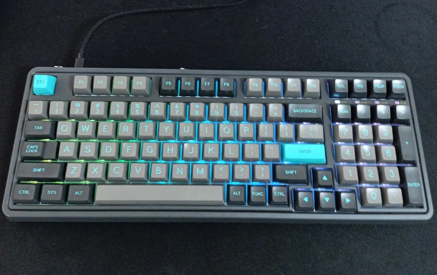 Layout 98 phím thuận tiện Như cái tên Bàn phím FL Esport CMK98 SA - Graphite Green tức là chiếc bàn phím sắp được FL-Esport ra mắt này sẽ có Layout 98 phím. Cung cấp đầy đủ các phím chức năng như dãy phím F và cụm phím số. Nhưng nó sẽ trông nhỏ gọn hơn so với phiên bản full size, với mẫu bàn phím này, bạn có thể đặt nó ở góc làm việc bị giới hạn của mình mà không lo lắng về việc nó quá to, gây ảnh hưởng đến việc set up bàn làm việc.